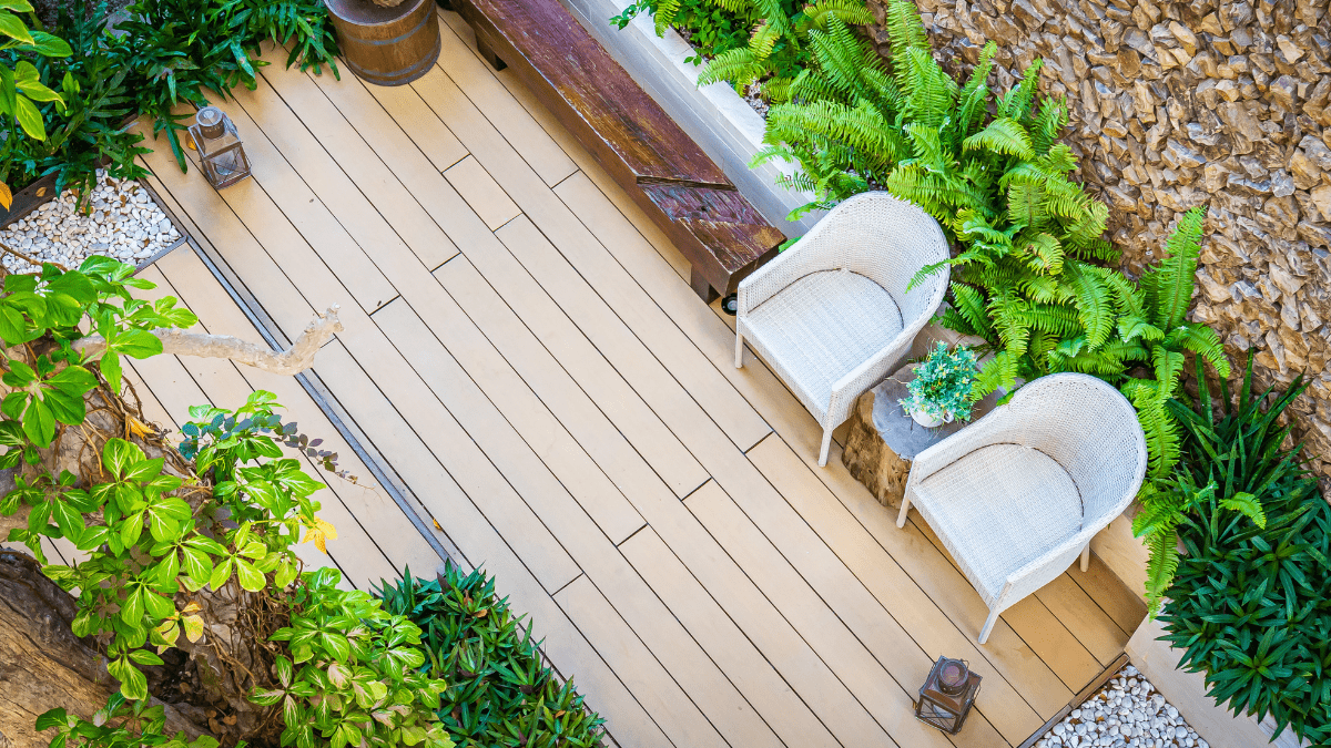 Eine kleine Terrasse von oben fotografiert.