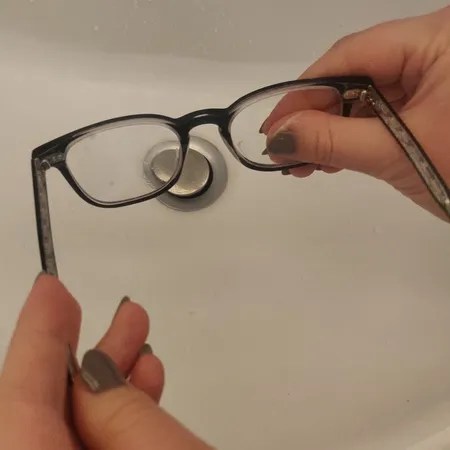 Brille mit Spülmittel und Wasser reinigen.