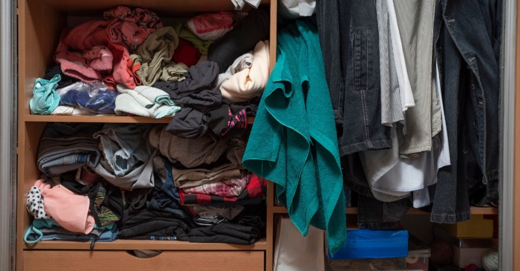 ein vollgestopfter Kleiderschrank