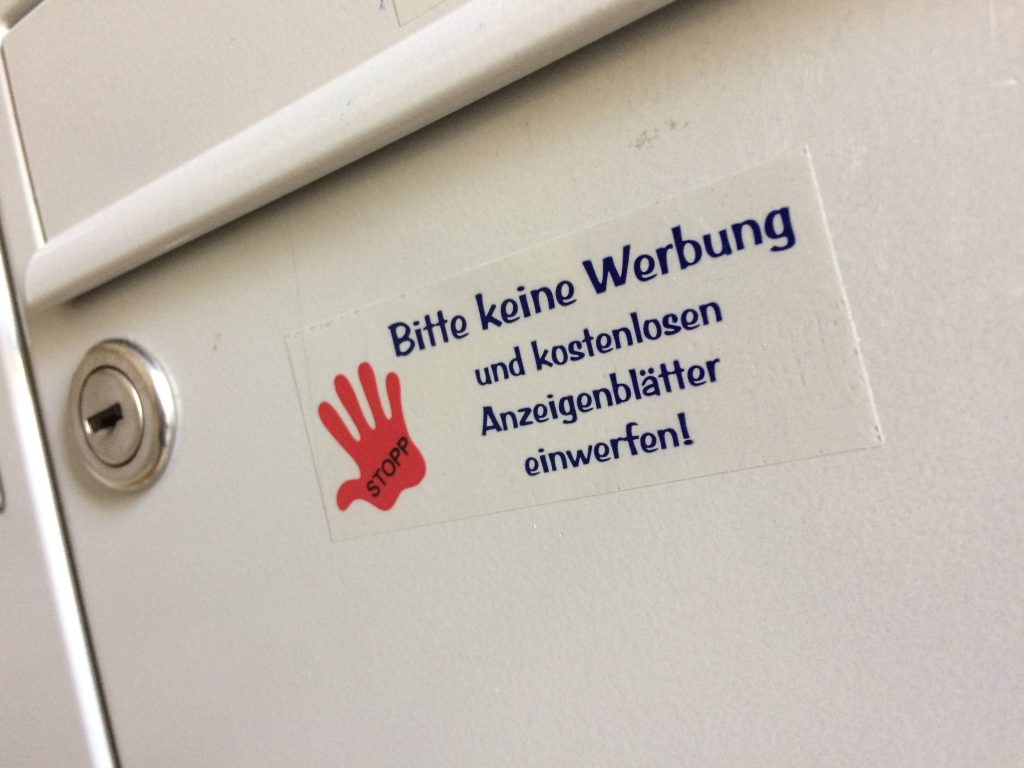 Briefkasten mit dem Aufkleber: „Bitte keine Werbung“.