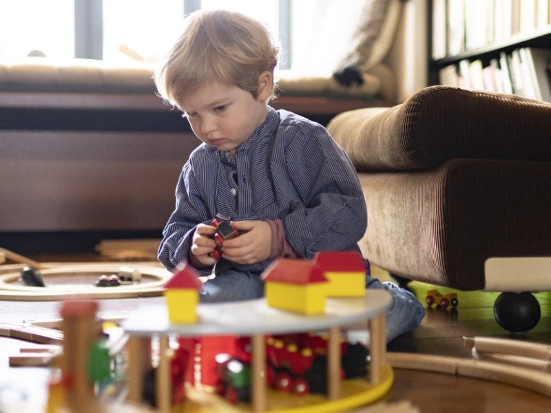 Erziehung: 5 Gründe, warum Kinder öfter allein spielen sollten