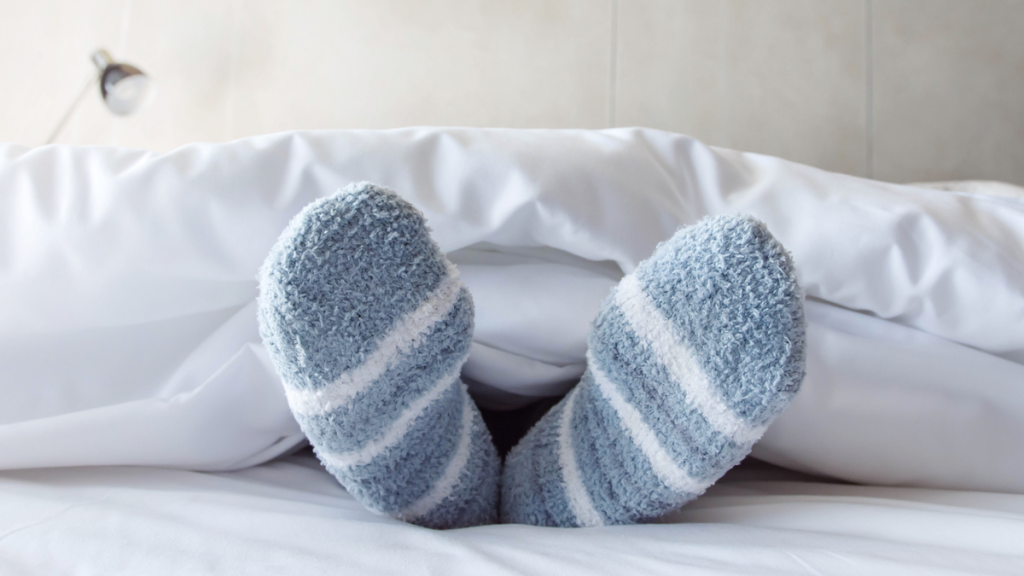 Mit Socken schlafen: Diese Vor- und Nachteile hat es.