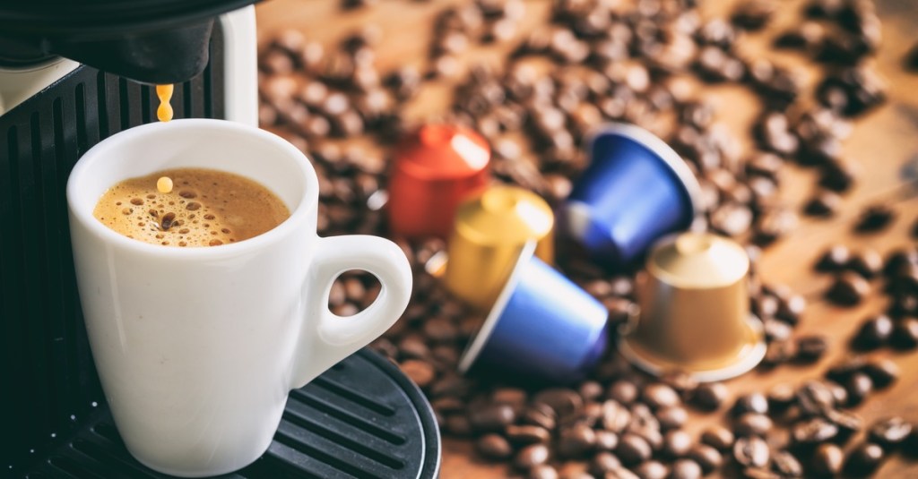 Um nachhaltig zu leben, solltest du auf Kaffeekapseln verzichten.