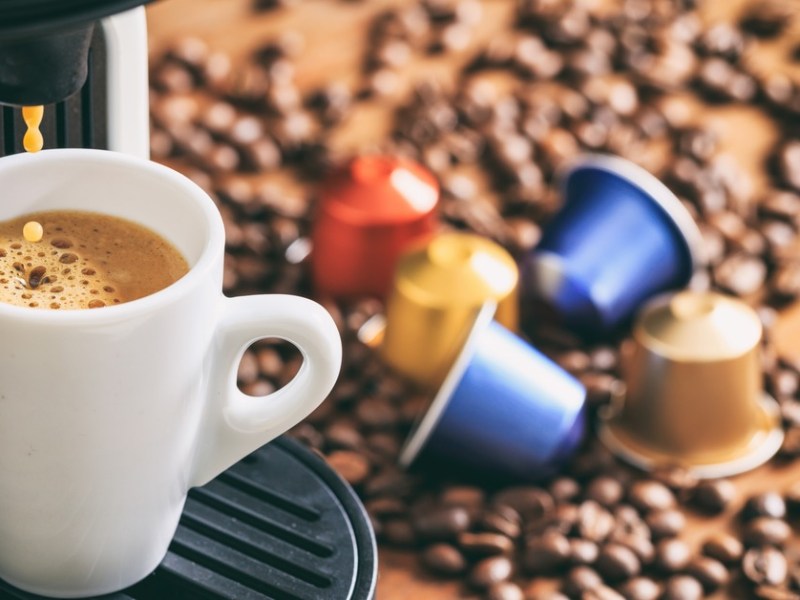 Um nachhaltig zu leben, solltest du auf Kaffeekapseln verzichten.