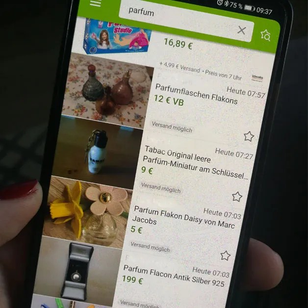 Überblick einer Kleinanzeigen-App auf dem Handy.