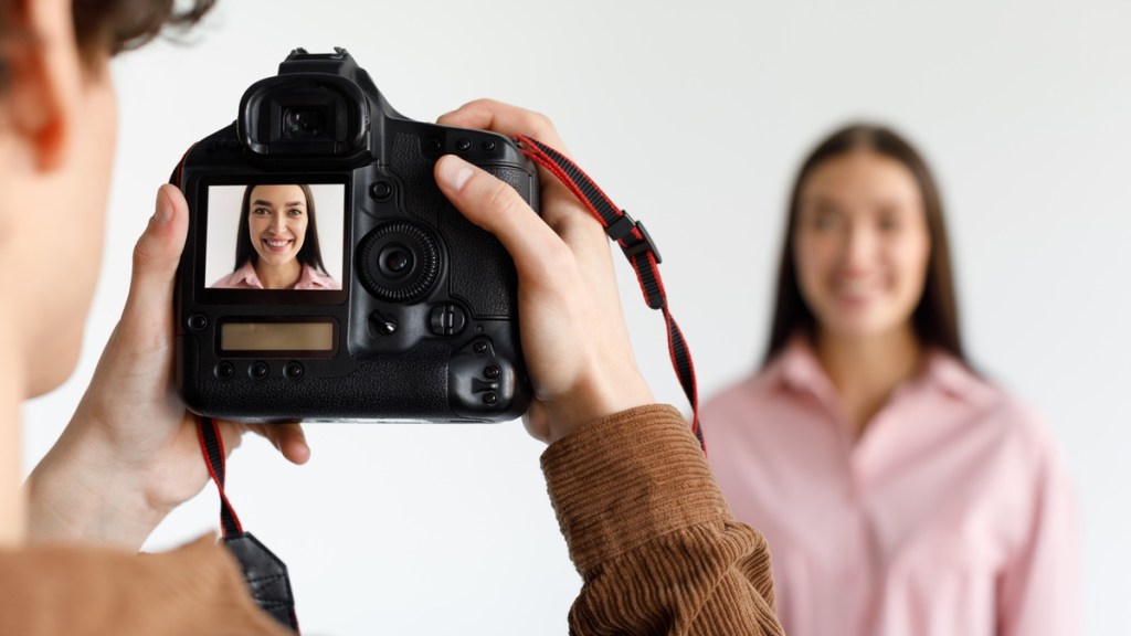 Fotogen werden: 8 Tipps, um auf Fotos besser auszusehen.