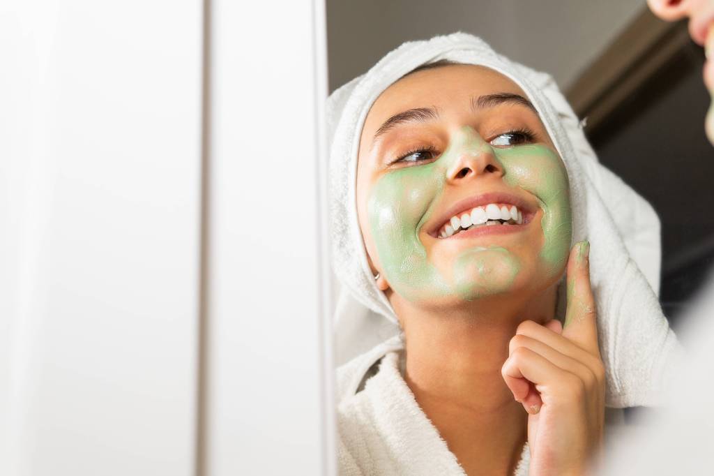 Tipps gegen große Poren: Gesichtsmaske auftragen.