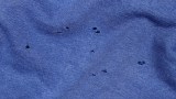 Löcher in einem Pullover.