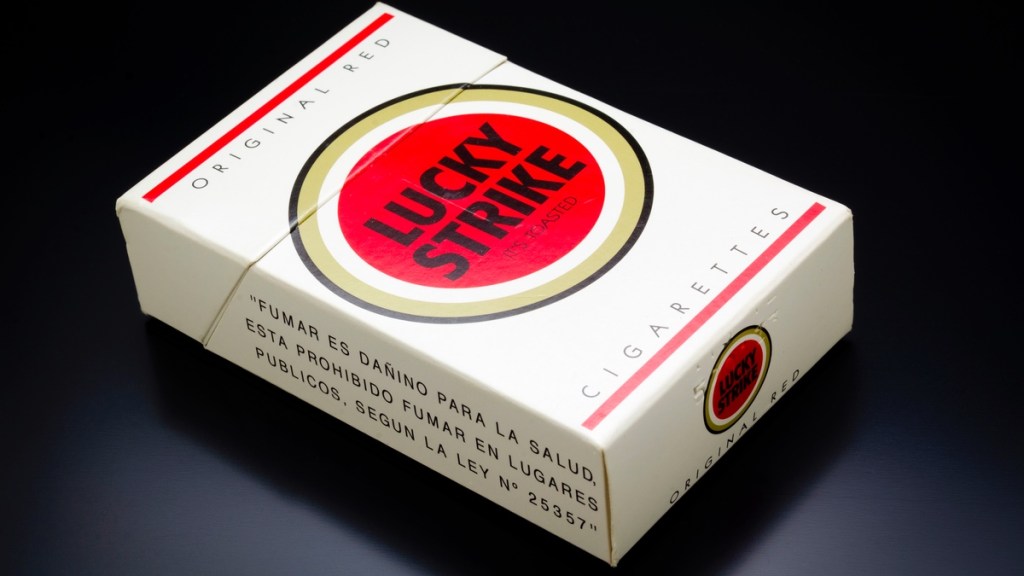 Eine Packung der Zigarettenmarke Lucky Strike.