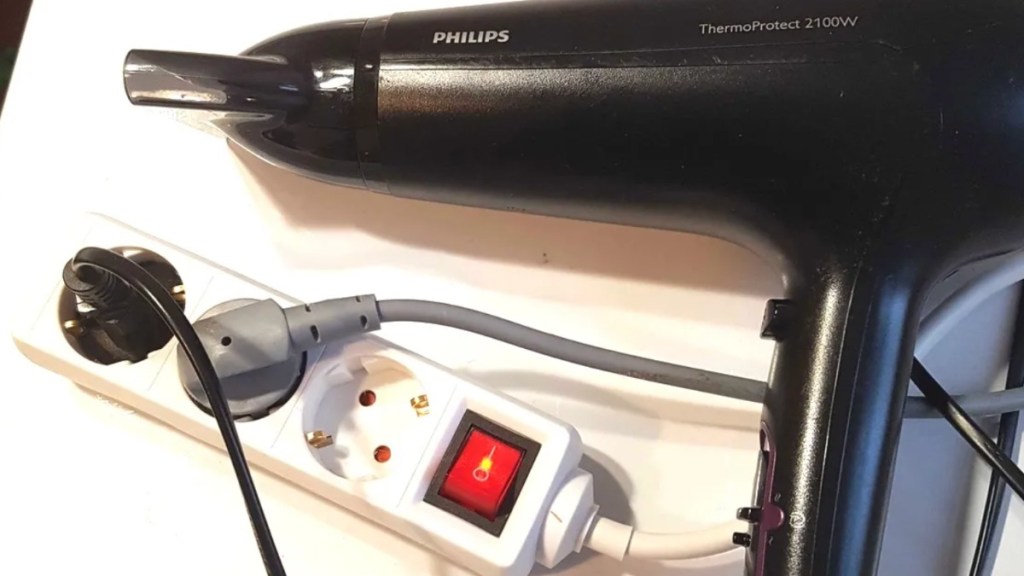 in einer Mehrfachsteckdose stecken verschiedene Stecker