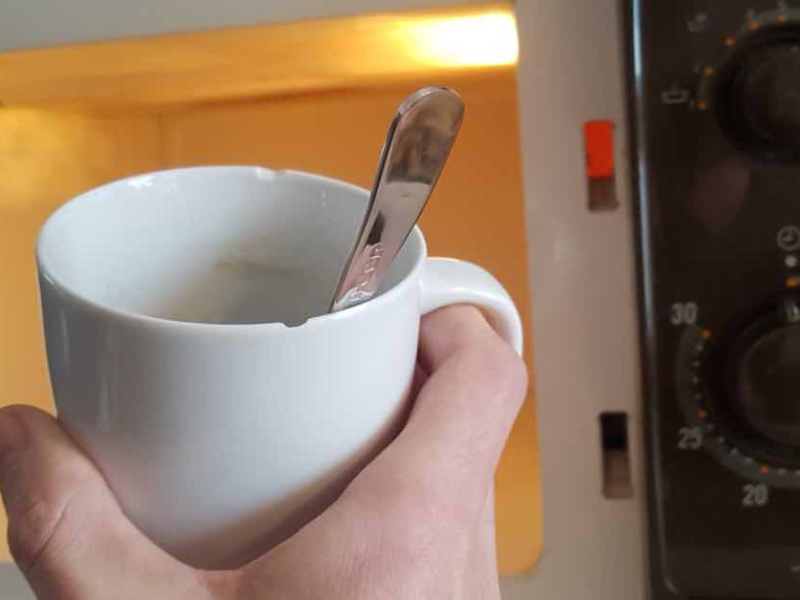 Löffel in der Mikrowelle.