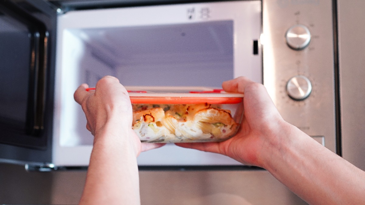 Tupperware wird in eine Mikrowelle gestellt