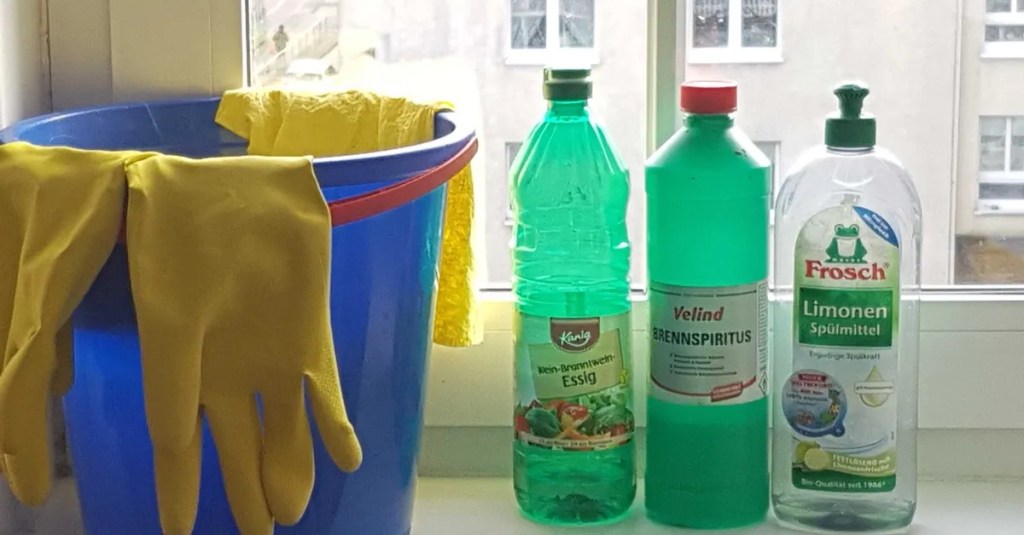 Hausmittel, um Fenster streifenfrei zu putzen.