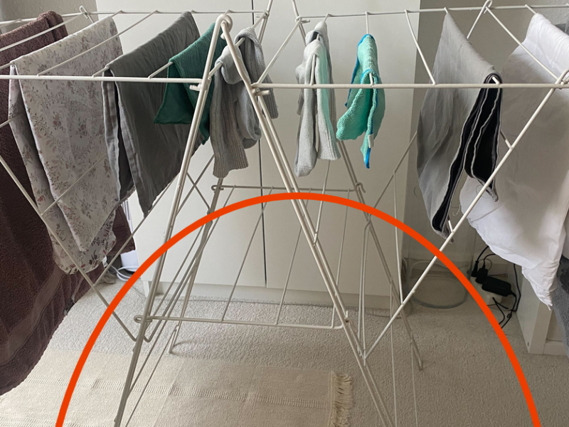 Wäscheständer mit Wäsche. In der Mitte sind die Teile am kleinsten und außen am längsten