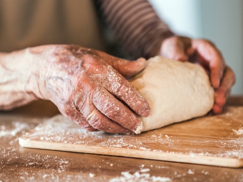 Backen wie bei Oma: Frau knetet Teig.