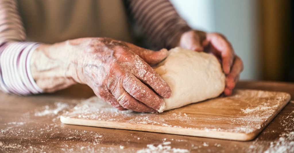 Die 10 besten Backtricks von Oma für Torten, Gebäck und Brot