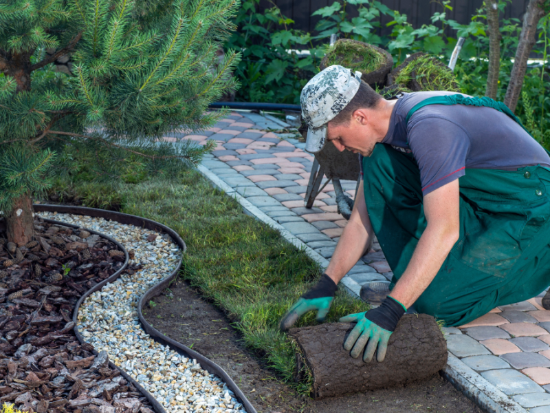 Mann arbeitet im Garten