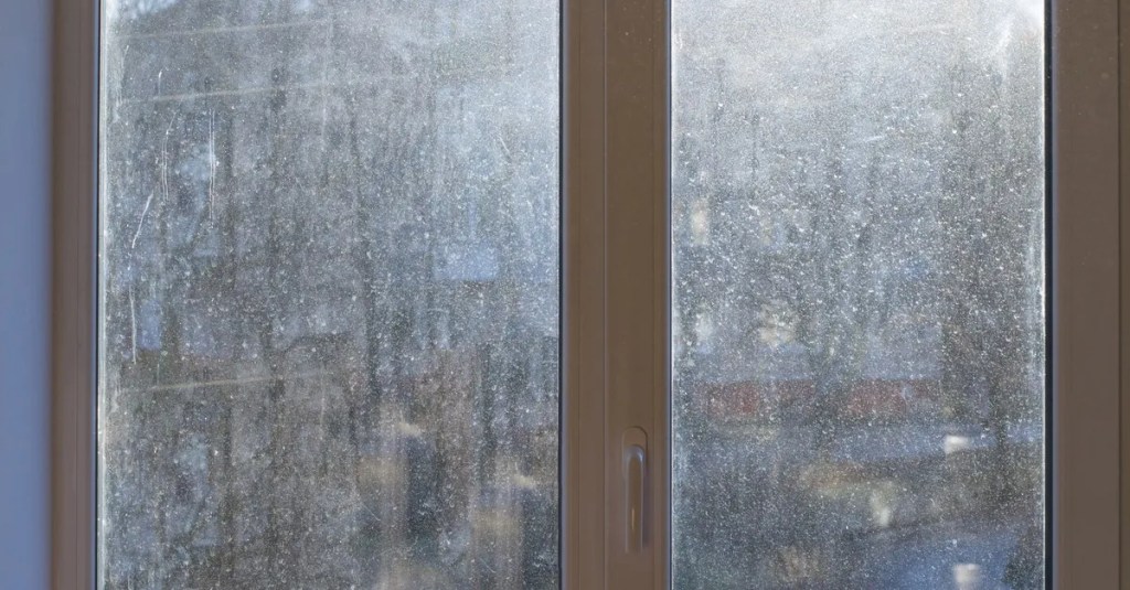 Fenster putzen ohne Streifen: Schmutziges Fenster putzen.