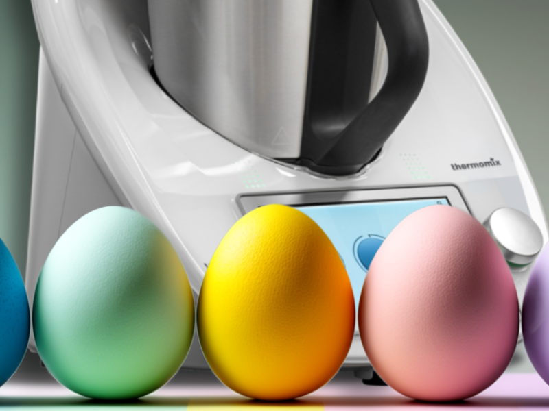 Fünf bunte Eier vor einem Thermomix.