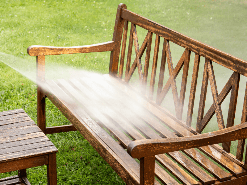 Versiffte Gartenmöbel: Mit diesen 4 Tricks werden sie wieder sauber