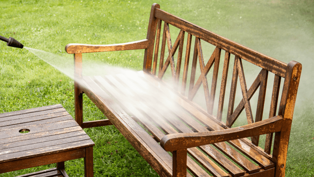 Gartenmöbel reinigen: 4 Tipps, um es gründlich zu machen