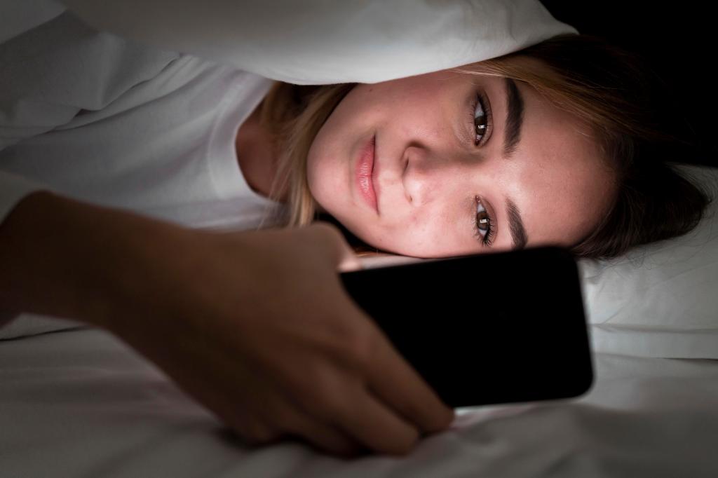 Smartphone im Bett