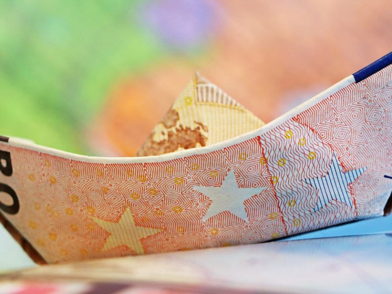 Ein Origami-Boot aus einem 50-Euro-Schein