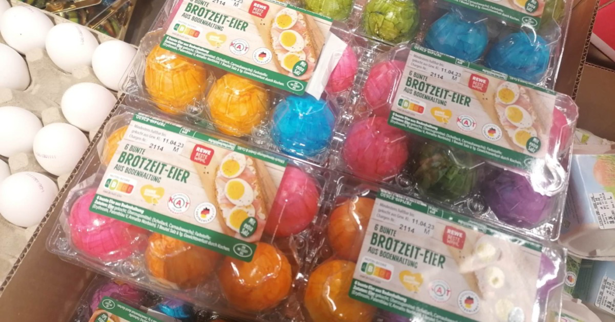 Mehrere Packungen mit gefärbten Eiern in einem Supermarkt. Verbraucherschützer raten, Ostereier immer selbst zu färben.