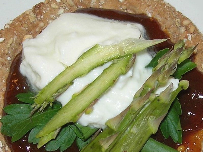Ein Wrap mit Schmand und Gemüse.