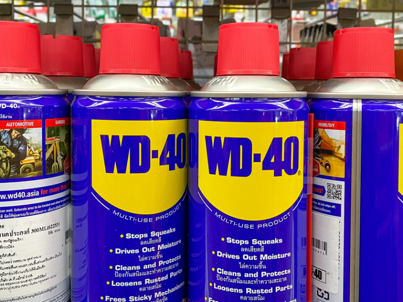 Mehrere Dosen WD-40 im Regal.