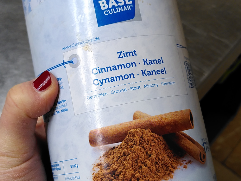 Eine große Packung Zimtpulver