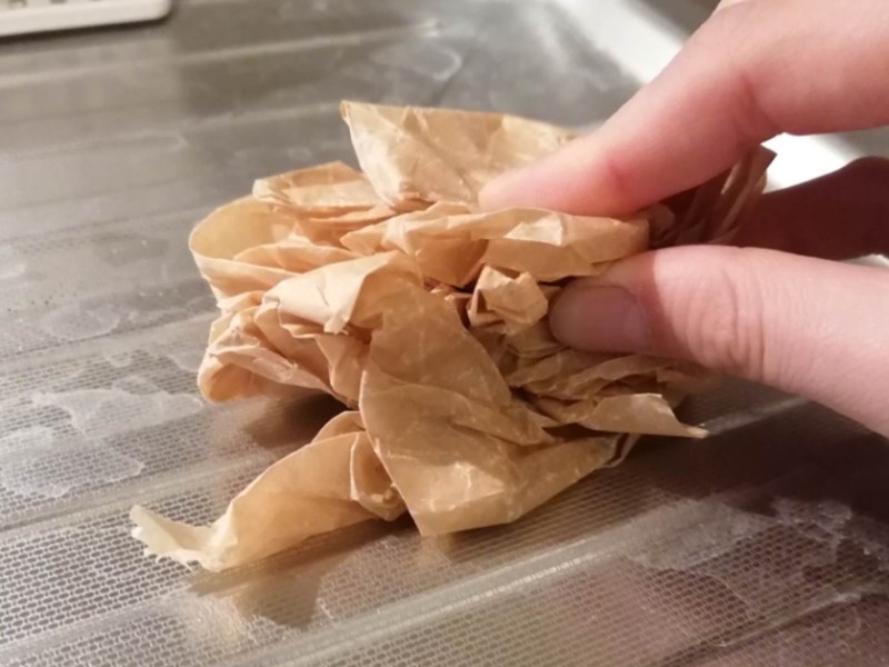 Backpapier-Trick: So einfach lässt sich Kalk entfernen