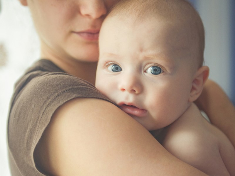 Kinderarzt: Dieser Griff beruhigt schreiende Babys sofort