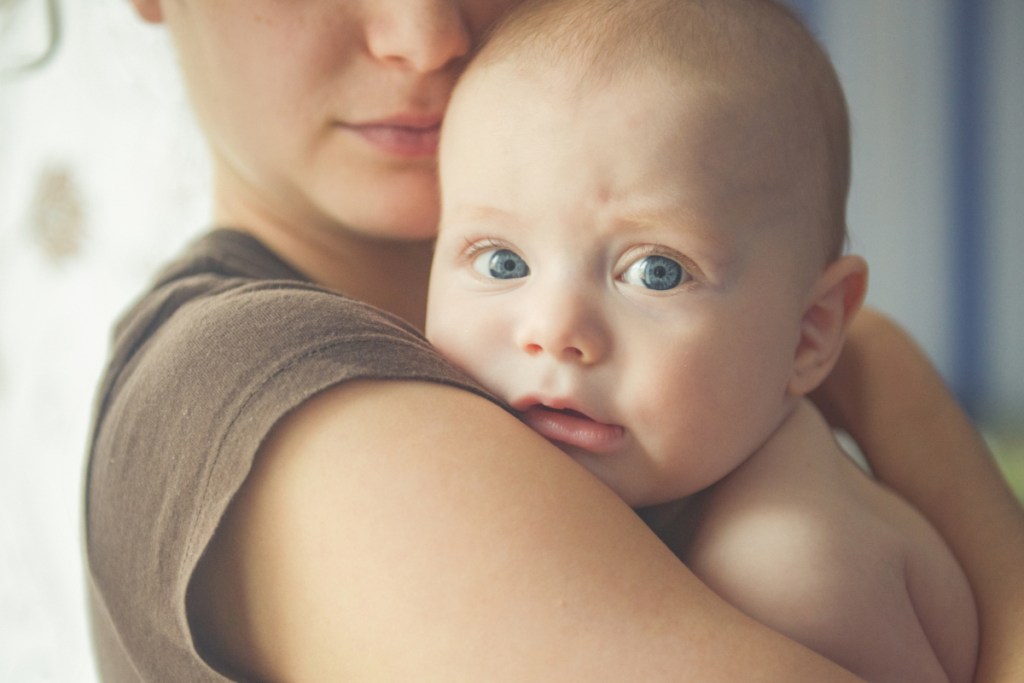 Kinderarzt: Dieser Griff beruhigt schreiende Babys sofort