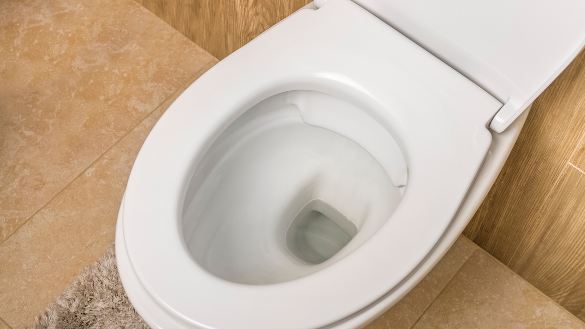 Eine schmutzige Toilette.
