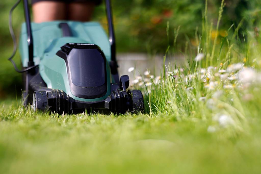 Garten: Schütze deinen Rasen beim Mähen mit einer Bierflasche