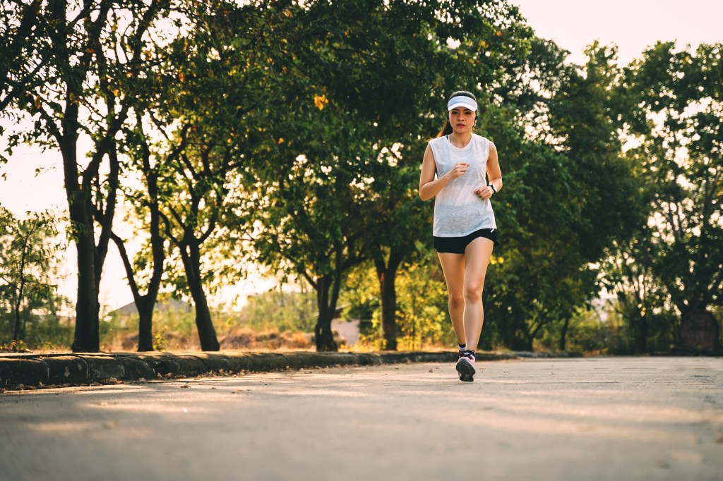 Joggende Frau mit Shorts