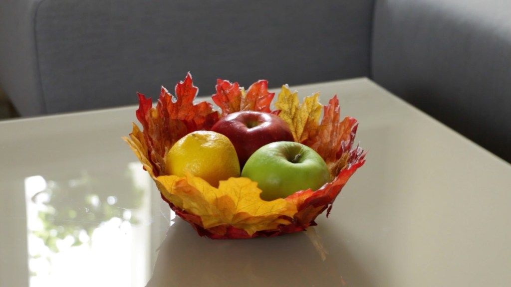 Ein schöner Obstkorb aus Herbstlaub.