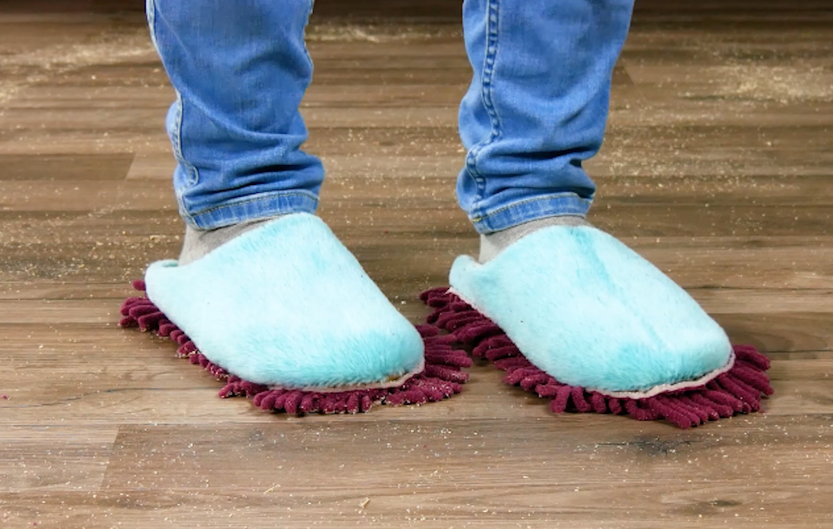 Klebe diese dann an den Hausschuhen fest – fertig sind deine Wisch-Pantoffeln!