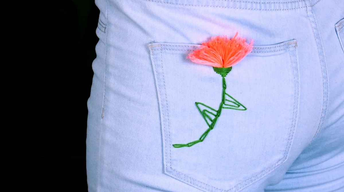 Ein Bild von der angenÃ¤hten Blume auf der Jeanshose