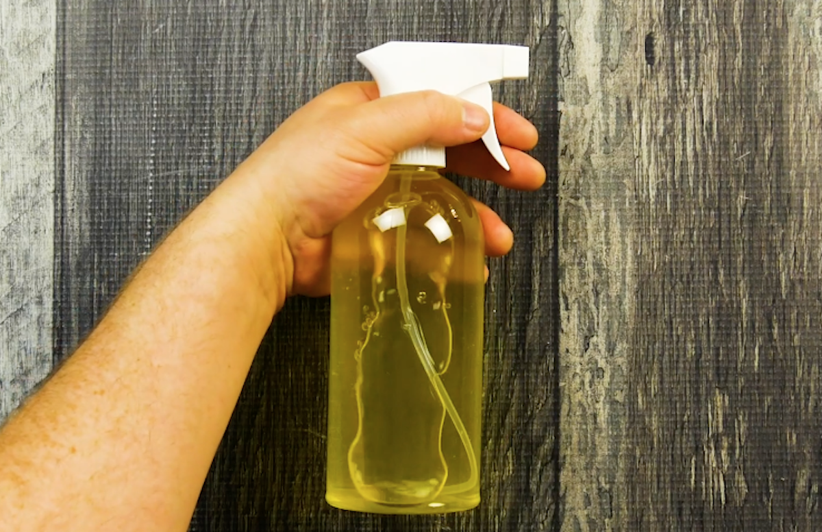 Sprühflasche mit Zitronen-Putzmittel