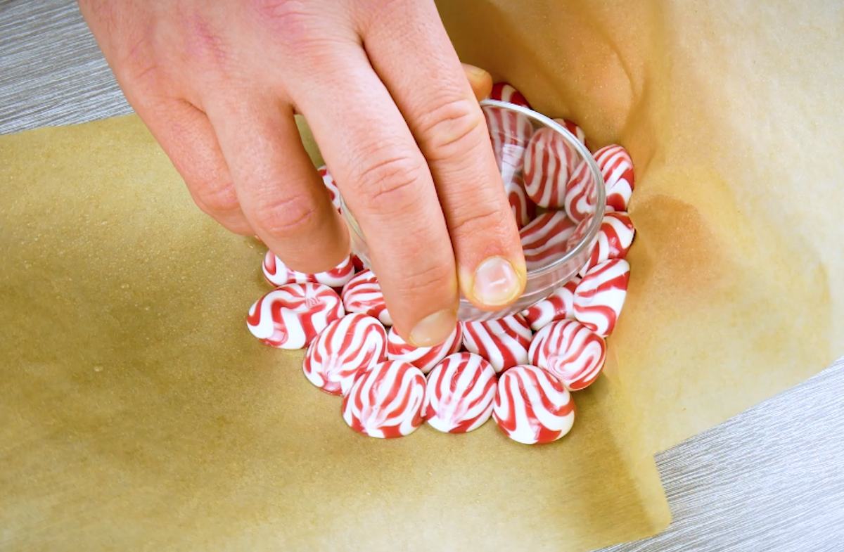 Zuckerbonbons werden auf einem Backblech geschmolzen und in eine Schälchenform gebracht.