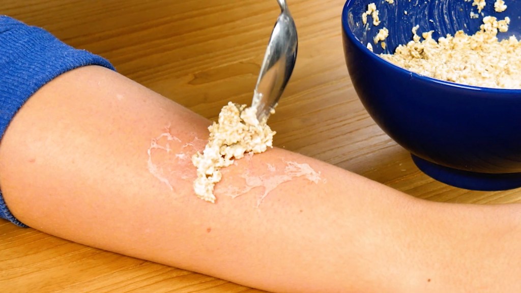 Eine Frau trägt sich eine Paste aus Haferflocken auf die Haut auf. 