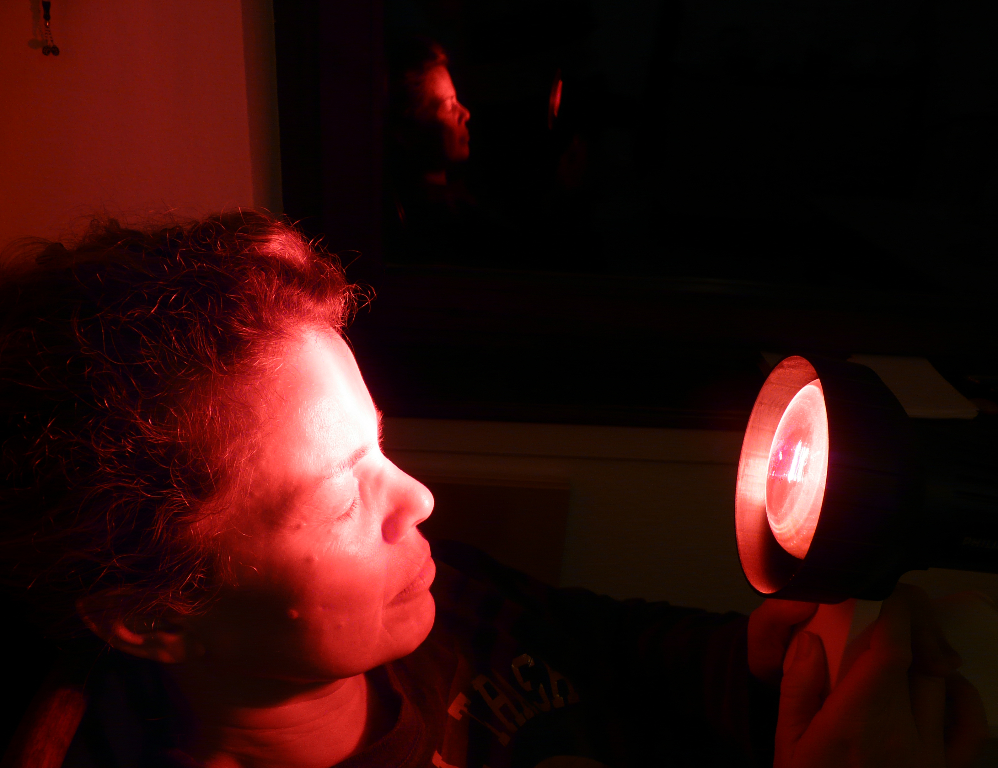 Frau mit Rotlichtlampe