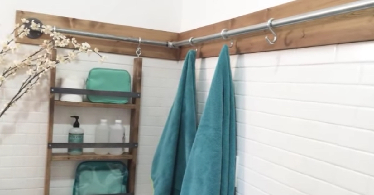Ein Hängesystem aus Rohren und Haken in einem Badezimmer.