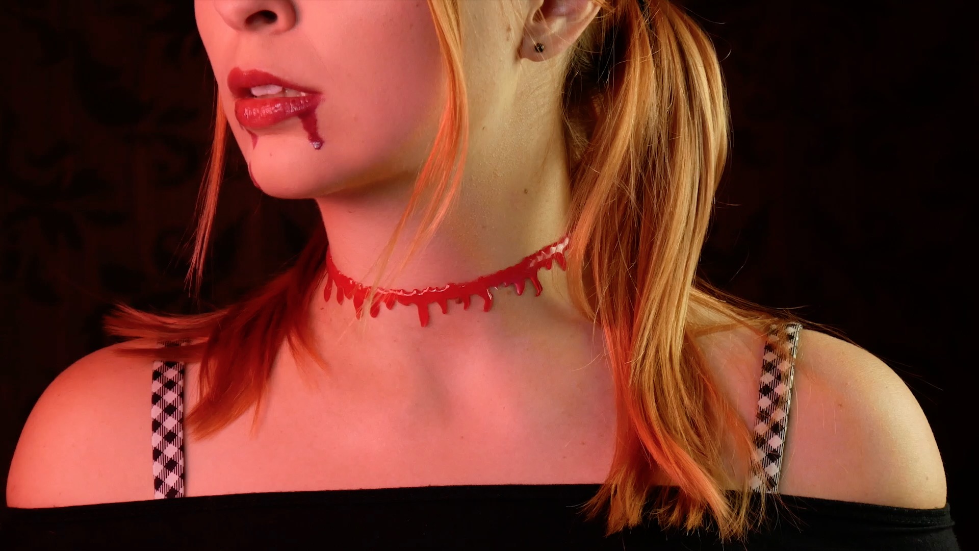Ein rotes Halsband sieht aus wie eine Blutspur. 