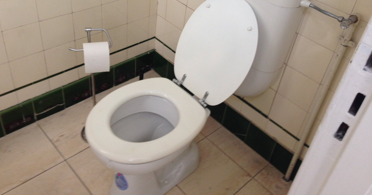 Ein Bild von einer Toilette in einem Badezimmer.