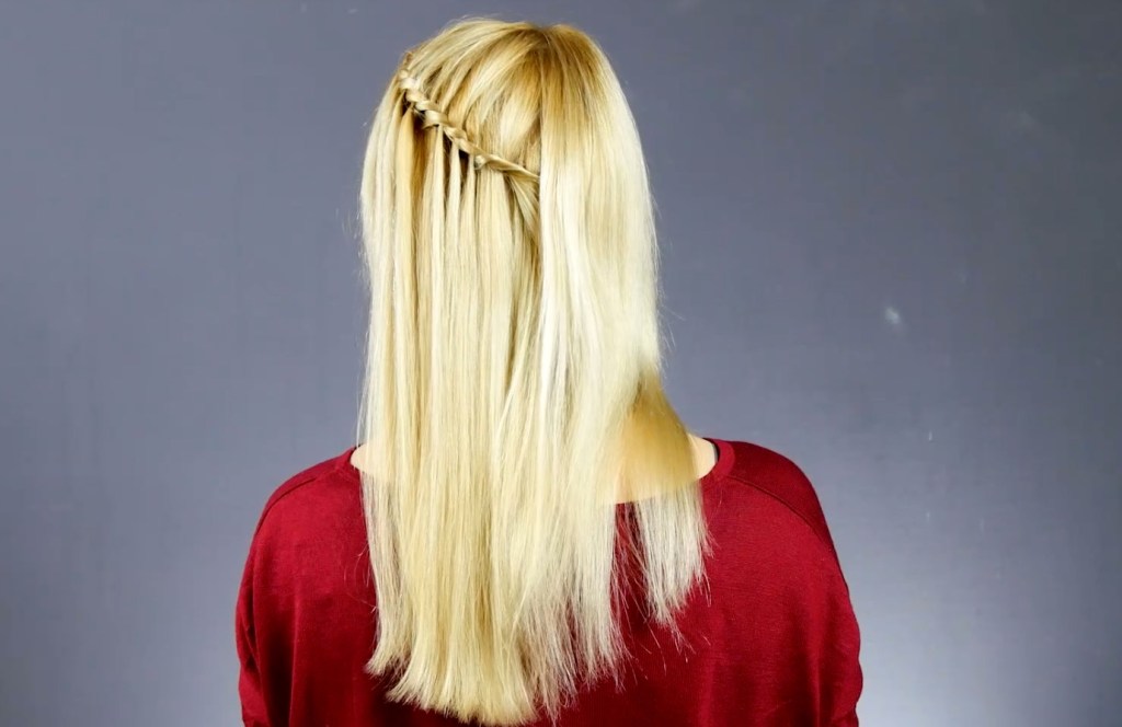 Von hinten fotografiert: Eine Seite der Haare sind zu einem Wasserfall-Zopf geflochten wurden.