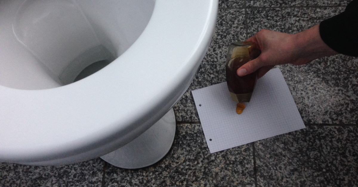 Einen Klecks Honig auf ein Blatt Papier geben, um die Silberfische anzulocken