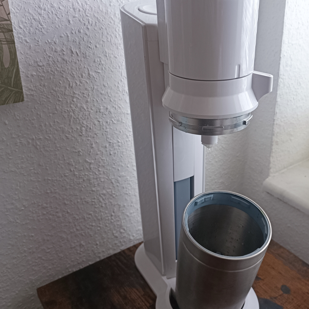 Ein geöffnetes SodaStream-Gerät.